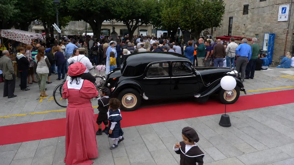 Coche clásico sobre la alfombra roja durante la celebración de la Belle Époque de Cuntis