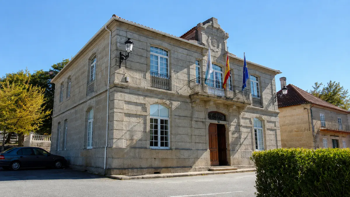 Casa do Concello da Lama, edificio de piedra con banderas en el centro del municipio.