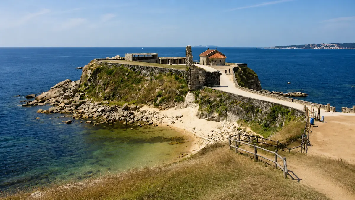 Ermita y fortaleza de A Lanzada junto al mar en Noalla, Sanxenxo