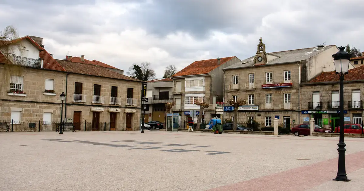 Plaza de A Cañiza con edificios tradicionales y torre del reloj al fondo