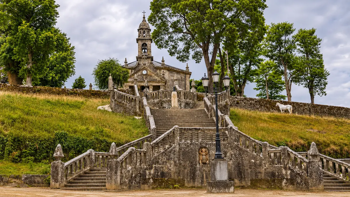 Santuario dos Milagres de Amil en Moraña, Pontevedra, con su escalinata de piedra.
