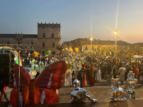 Carnaval de Cambados 2025 – Desfile y Fiesta en la Plaza de Fefiñáns