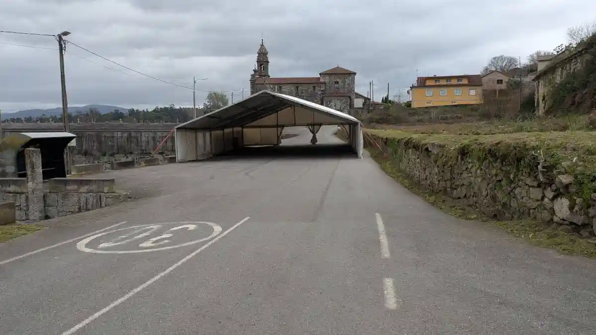 Carpa instalada para la Festa de San Sebastián 2025 en Perdecanai, Barro Carpa cubierta instalada junto a la iglesia de Santa María de Perdecanai en Barro para la celebración de la Festa de San Sebastián 2025.