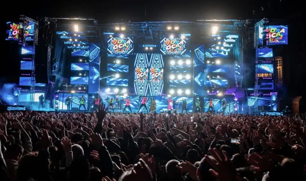 Miles de personas disfrutan del concierto de la Orquesta Panorama con un gran despliegue de luces y pantallas en el escenario