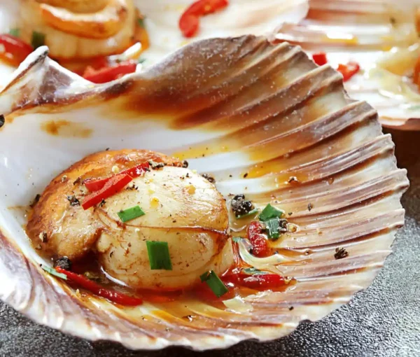 Vieira a la plancha con especias, servida en su concha. Plato estrella de la Festa da Vieira en Cambados 2025.