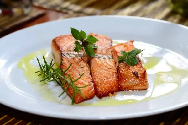 Plato de salmón a la plancha con hierbas frescas y aceite de oliva, una de las especialidades gastronómicas de la Festa do Salmón A Estrada 2025.