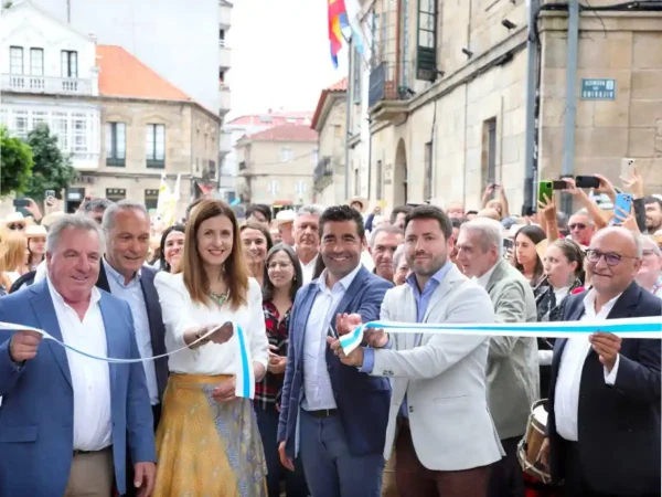 Autoridades inaugurando la Festa do Viño Albariño 2025 en Cambados, rodeados de visitantes y ambiente festivo en la Plaza del Ayuntamiento.