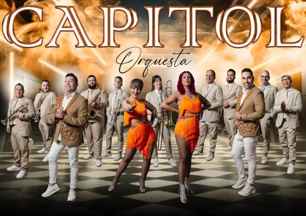 Imagen promocional de la Orquesta Capitol 2025, con sus integrantes en traje beige y cantantes con vestidos naranjas, listos para sus actuaciones en vivo.