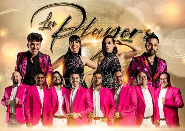 Integrantes de la Orquesta Los Players posando con vestuario elegante en su presentación oficial de 2025.