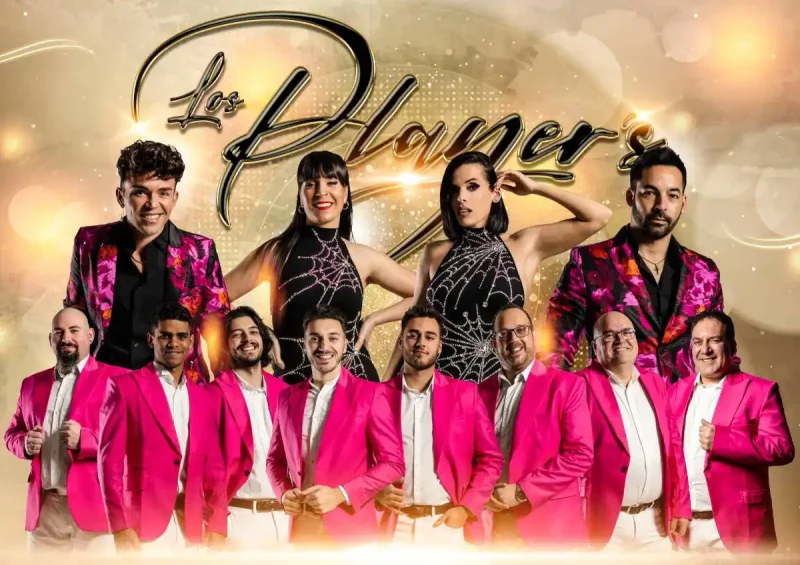 Integrantes de la Orquesta Los Players posando con vestuario elegante en su presentación oficial de 2025.