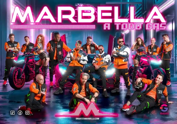 Orquesta Marbella 2025 – Imagen promocional 'A Todo Gas' con sus integrantes, motos y coches deportivos. Música, espectáculo y fiesta en cada actuación.