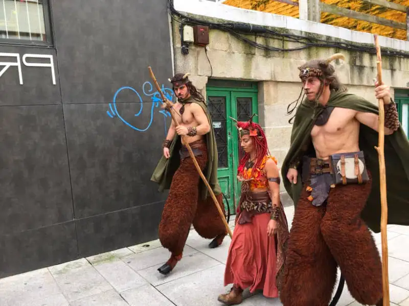 Personajes medievales en la Festa da Arribada de Baiona