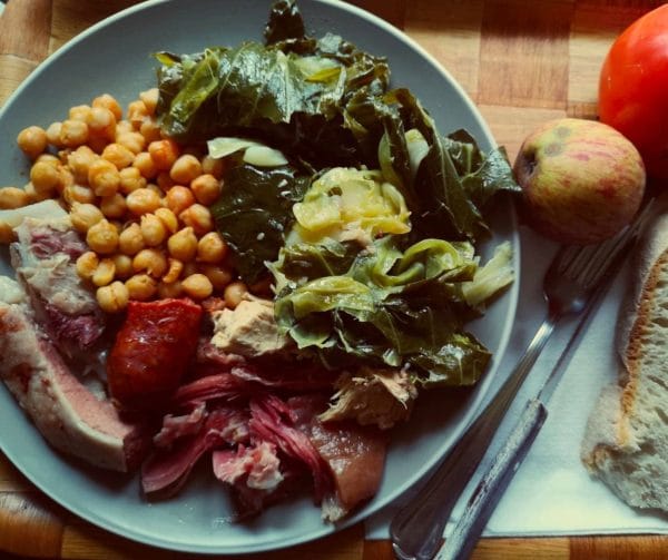 Cocido gallego servido en la Feira do Cocido de Lalín con grelos, lacón, chorizo, garbanzos y patatas