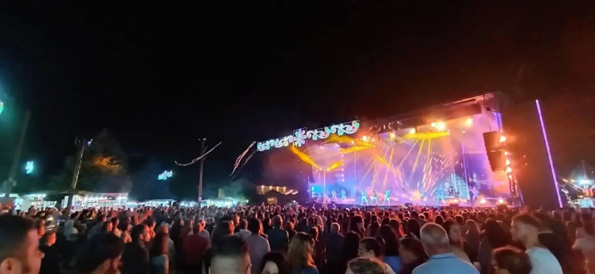 Verbena con orquesta y público en la Festa do Viño de Barro, en el Pazo da Crega